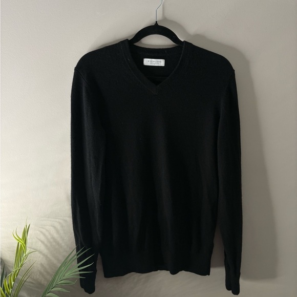 Everlane Sweaters - Everlane Cashmere V-neck Sweater Black
